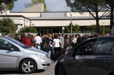 Genitori davanti alla scuola di Viaccia 