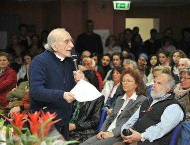 Un momento della serata con don Gallo 