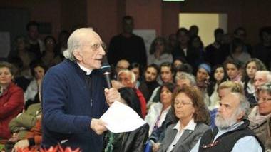 Un momento della serata con don Gallo