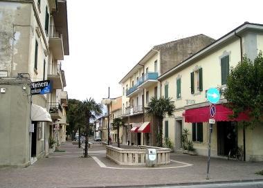 Sopra gli immobili oggetto di perizia. A fianco i primi segnali del cantiere