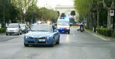 La polizia scorta lambulanza che corre in ospedale 