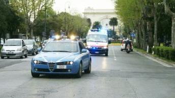 La polizia scorta l’ambulanza che corre in ospedale