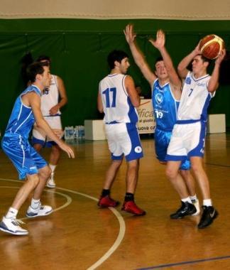 Unazione dei ragaazzi dellunder 19 dellUs Basket Sei rose Rosignano        