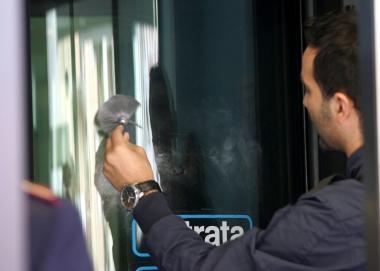 Gli inquirenti al lavoro nella banca appena rapinata 