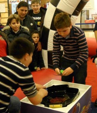 Una gara di beyblade, le moderne trottole che appassionano centinaia di migliaia di fan 