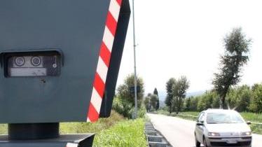 Un autovelox sulle strade del comprensorio (foto d’archivio)