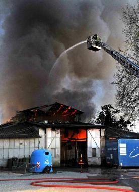La lotta dei vigili del fuoco contro le fiamme  