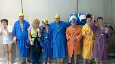 Foto di gruppo per i portacolori del Pescia Nuoto in gara a La Spezia nel circuito “Special swimmers”