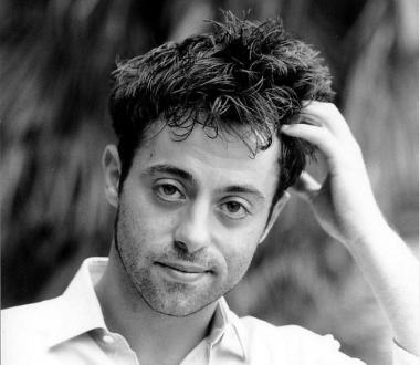 Lattore Andrea Gambuzza in scena stasera sul palco del Verdi      