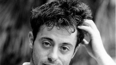 L’attore Andrea Gambuzza in scena stasera sul palco del Verdi