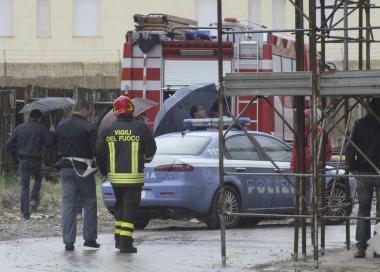 Polizia e vigili del fuoco sul luogo della tragedia