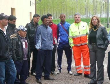 Silvia Pagnin, prima a destra, visita i migranti con la commissione 