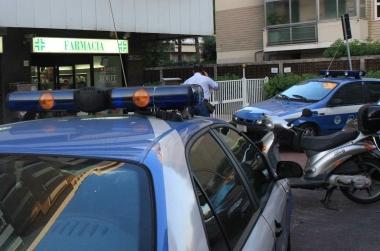 Auto della polizia davanti ad una farmacia rapinata