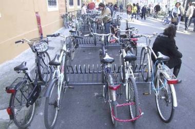 Bici rubate in vendita davanti alla mensa universitaria