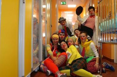 Ecco i "Fantastici in tour" con un spettacolo in sostegno dell'attività dei clown dottori