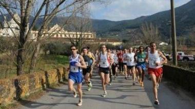 A sinistra Simone Bertocci Di fianco una corsa podistica