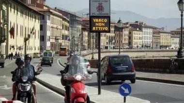 In alto il varco sul lungarno Pacinotti