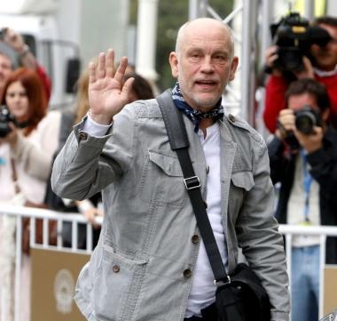 Sopra lattore statunitense John Malkovich A sinistra Beatrice Bini  