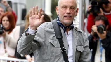 Sopra l’attore statunitense John Malkovich A sinistra Beatrice Bini