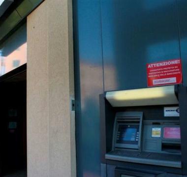 Uno sportello bancomat della provincia    