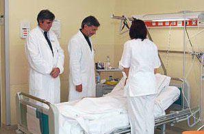 <strong>SERVIZI.</strong> Medici e infermieri assistono un paziente (Foto d’archivio)