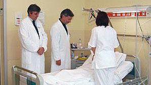 <strong>SERVIZI.</strong> Medici e infermieri assistono un paziente (Foto d’archivio)