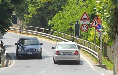 Saranno sistemate le spallette del ponte di Valenzatico 