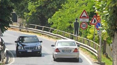 Saranno sistemate le spallette del ponte di Valenzatico