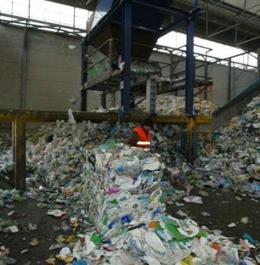 <b>VETRO E PLASTICA</b> Linterno della sede della Revet a Gello di Pontedera    