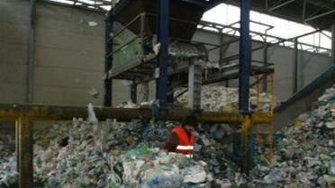 <b>VETRO E PLASTICA</b> L’interno della sede della Revet a Gello di Pontedera