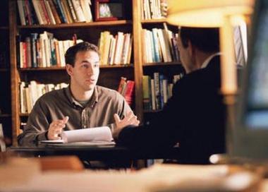 <b>GIOVANI</b> Un ragazzo durante un colloquio di lavoro (foto darchivio)   