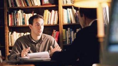 <b>GIOVANI</b> Un ragazzo durante un colloquio di lavoro (foto d’archivio)