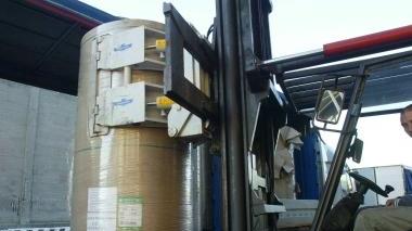 Alto Fondale: forklift dei portuali con un rotolo di cellulosa