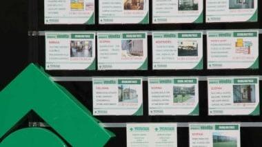 Bacheca di una agenzia Tecnocasa e viale Adua: molte richieste di affitto