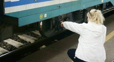 La soccorritrice indica dove era finita la donna: sotto il secondo vagone del treno 
