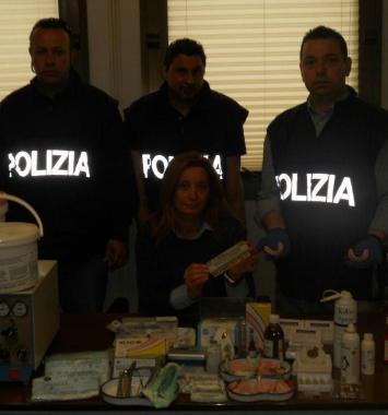 Il materiale sequestrato dalla polizia 