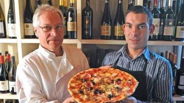 Sopra da sinistra Bruno e Jonathan Lottini a fianco il banco degli stuzzichini