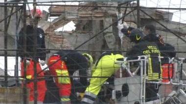 Il vano tentativo dei soccorritori di salvare la vita all’operaio