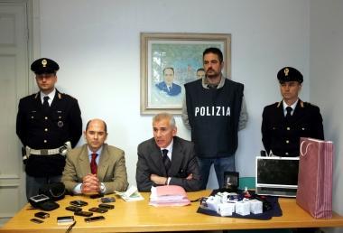 Il dirigente Di Domenico illustra loperazione insieme a Di Stefano 