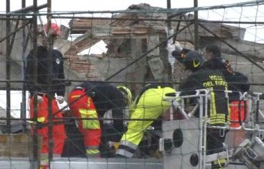 Il vano tentativo dei soccorritori di salvare la vita all’operaio