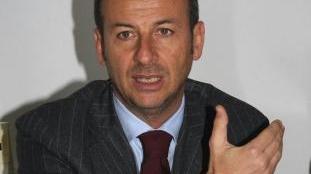 Sopra l’assessore Gianni Cenni a destra una panoramica di case