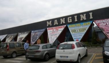 Spara in aria per sventare un furto ai Magazzini Mangini