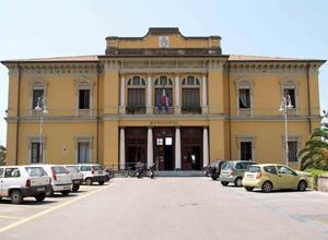 Sei precari fanno causa al Comune: vogliono il posto e un risarcimento