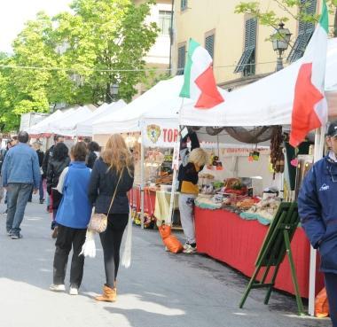 Il mercato Tipico Italiano in corso Garibaldi 