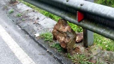 Masso precipita sulla strada