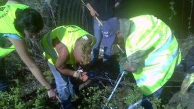 I volontari mentre ripuliscono la golena lungo l’Arno sotto il ponte del Cep