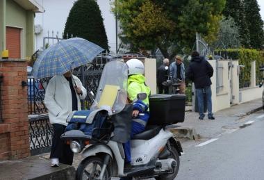 Vicini di casa, curiosi e poliziotti davanti alla villa 
