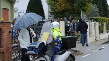 Vicini di casa, curiosi e poliziotti davanti alla villa