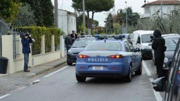 Le auto delle forze dell’ordine davanti all’abitazione