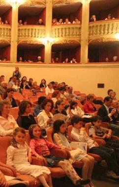Ragazzi in platea al Metastasio  